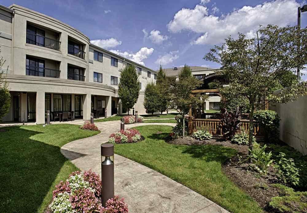Courtyard Wall At Monmouth Shores Corporate Park Εξωτερικό φωτογραφία