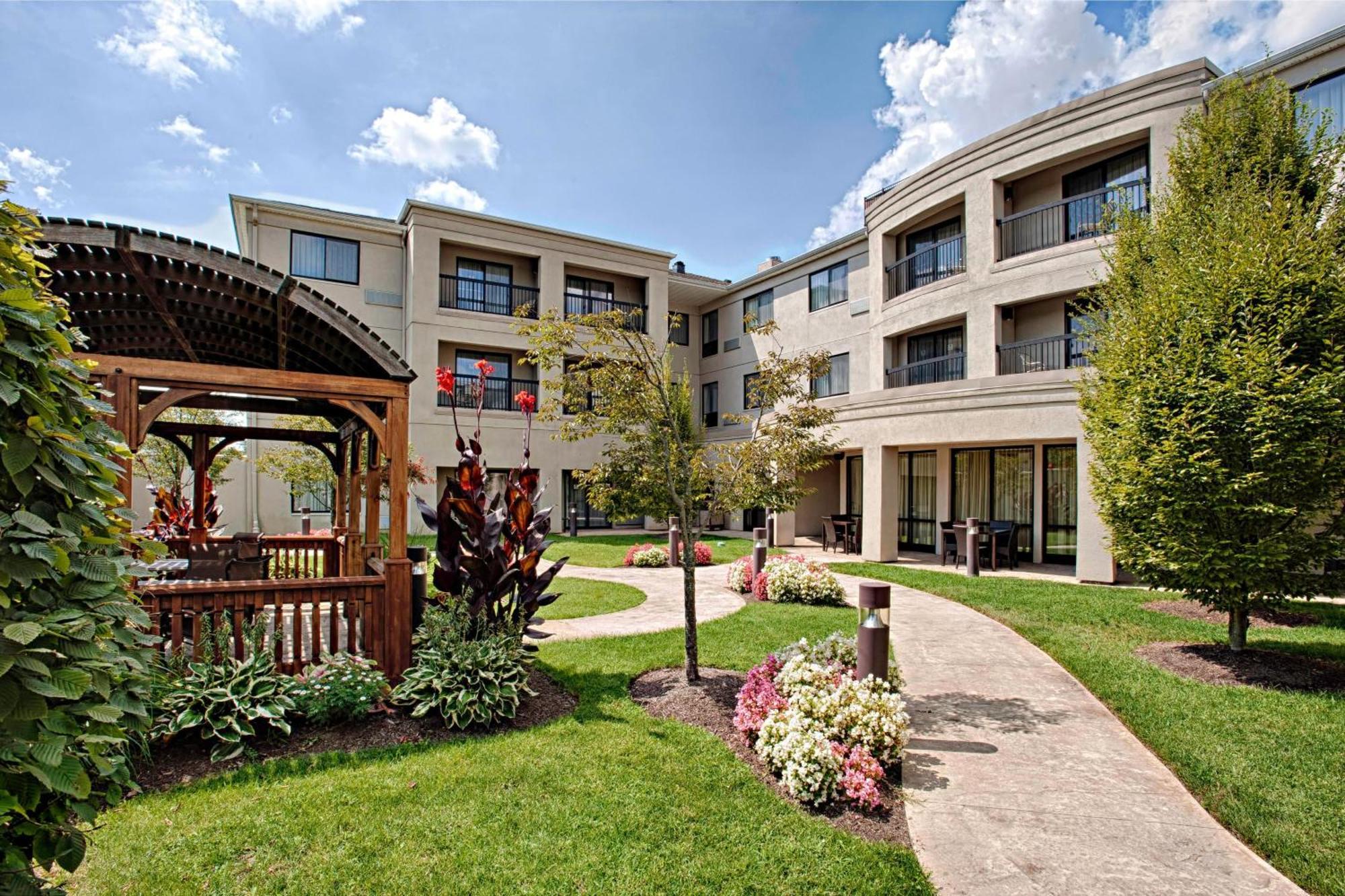 Courtyard Wall At Monmouth Shores Corporate Park Εξωτερικό φωτογραφία