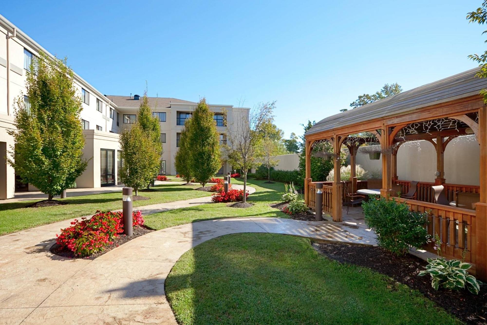 Courtyard Wall At Monmouth Shores Corporate Park Εξωτερικό φωτογραφία