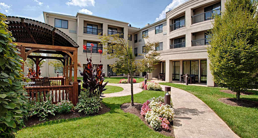 Courtyard Wall At Monmouth Shores Corporate Park Εξωτερικό φωτογραφία